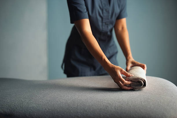 masseuse preparing